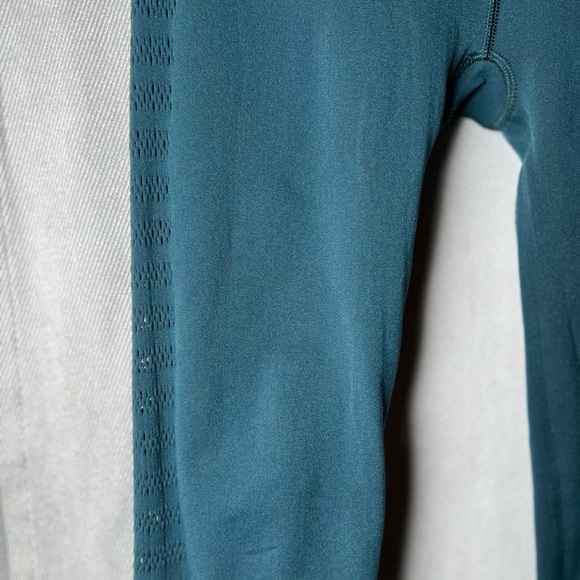 Lululemon Mid Rise 23" Eyelet Detailing/Design Leggings - Size 6 in Dark Teal - Picture 3 of 7